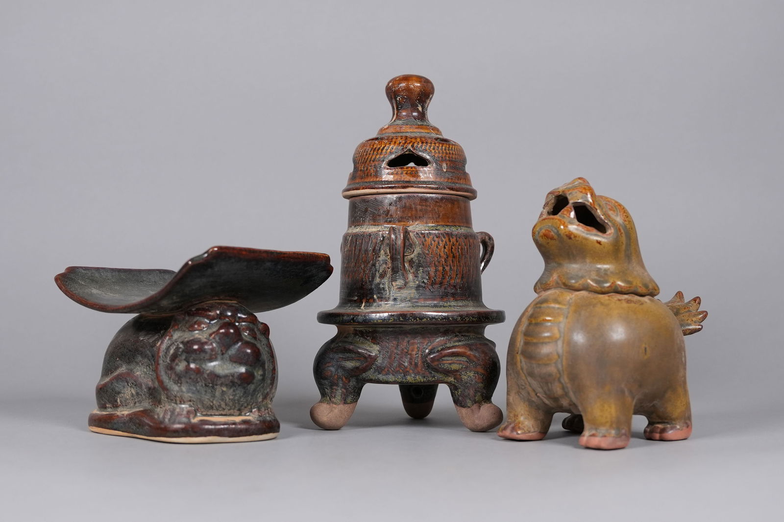 Lots Chinese ceramics: Lots Chinese ceramics, largest H: 9.2" x W: 4.9."