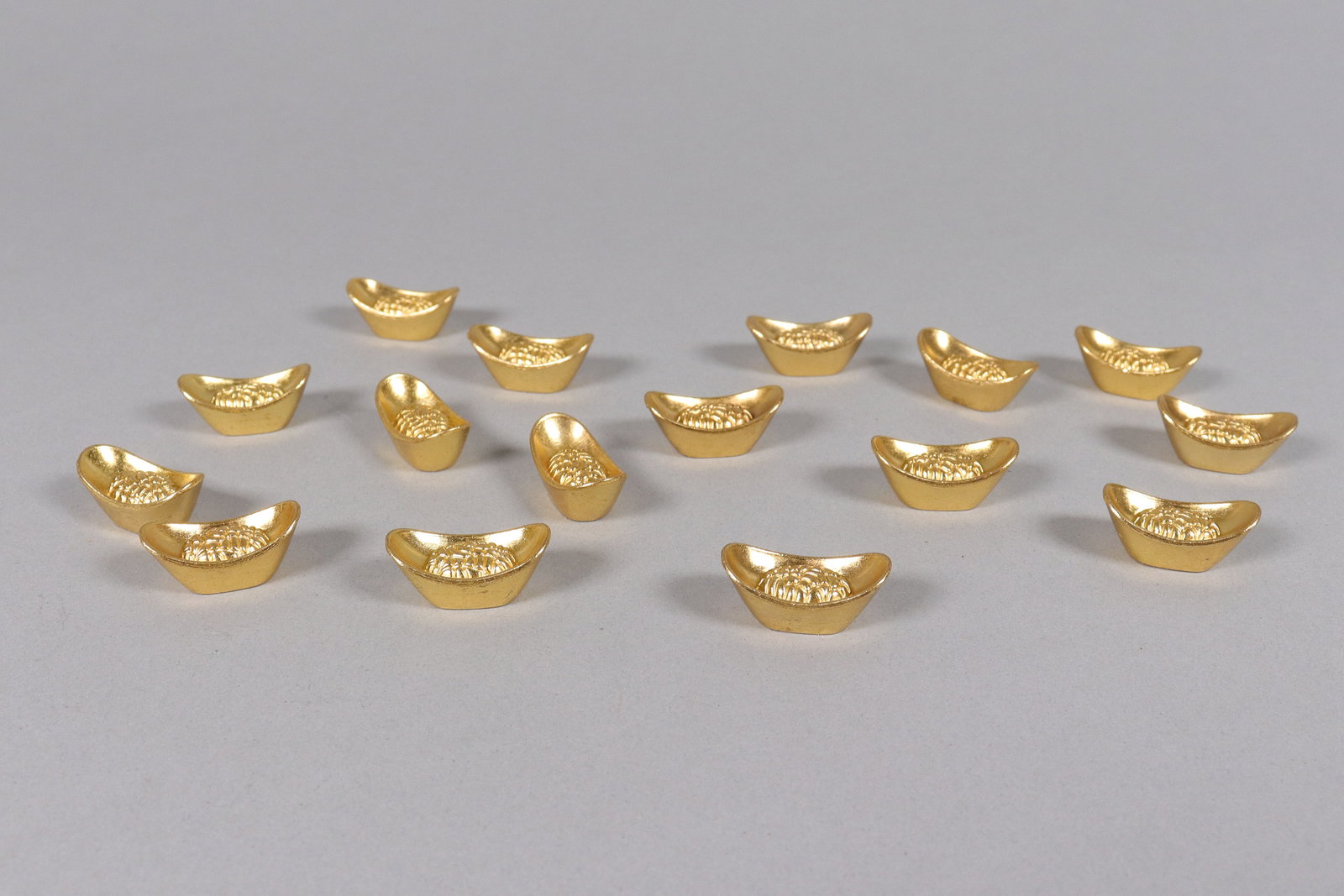 Lots Chinese ingots ungraded: Lots Chinese ingots ungraded. We do not guarantee any grading, material, age, carvings, engravings, age. All sales are final, no return. Please contact us if you have any question before auction. Cond