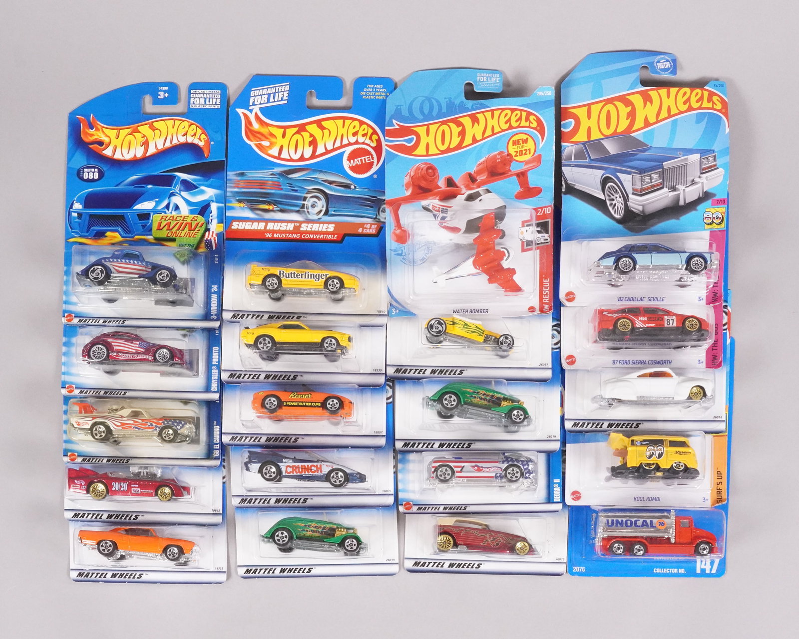 Lots Hot Wheels in original packaging. (1 of 6)