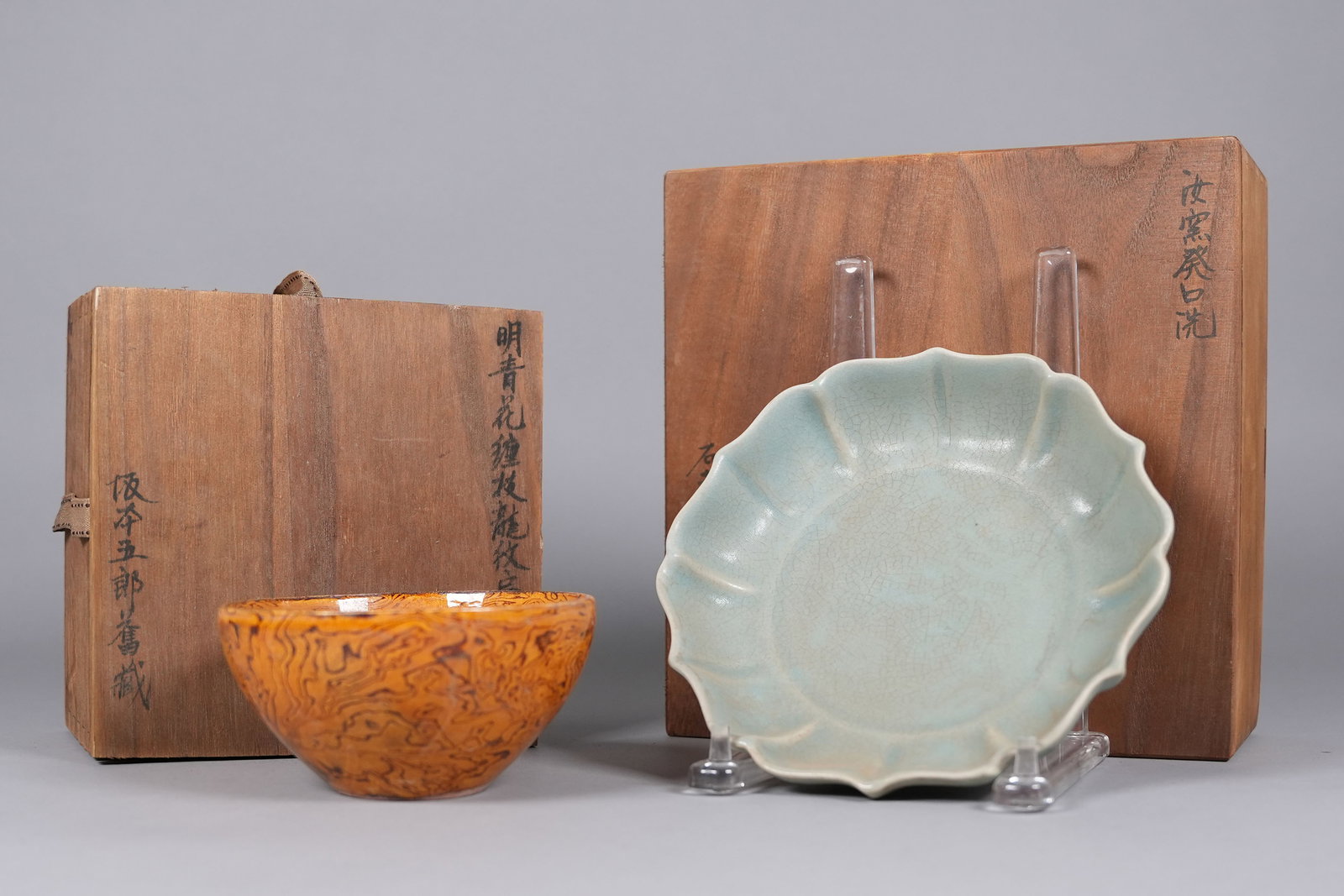 2 Chinese porcelaind with wooden box. Largest H: 1.5" x W: 7.3." (1 of 7)