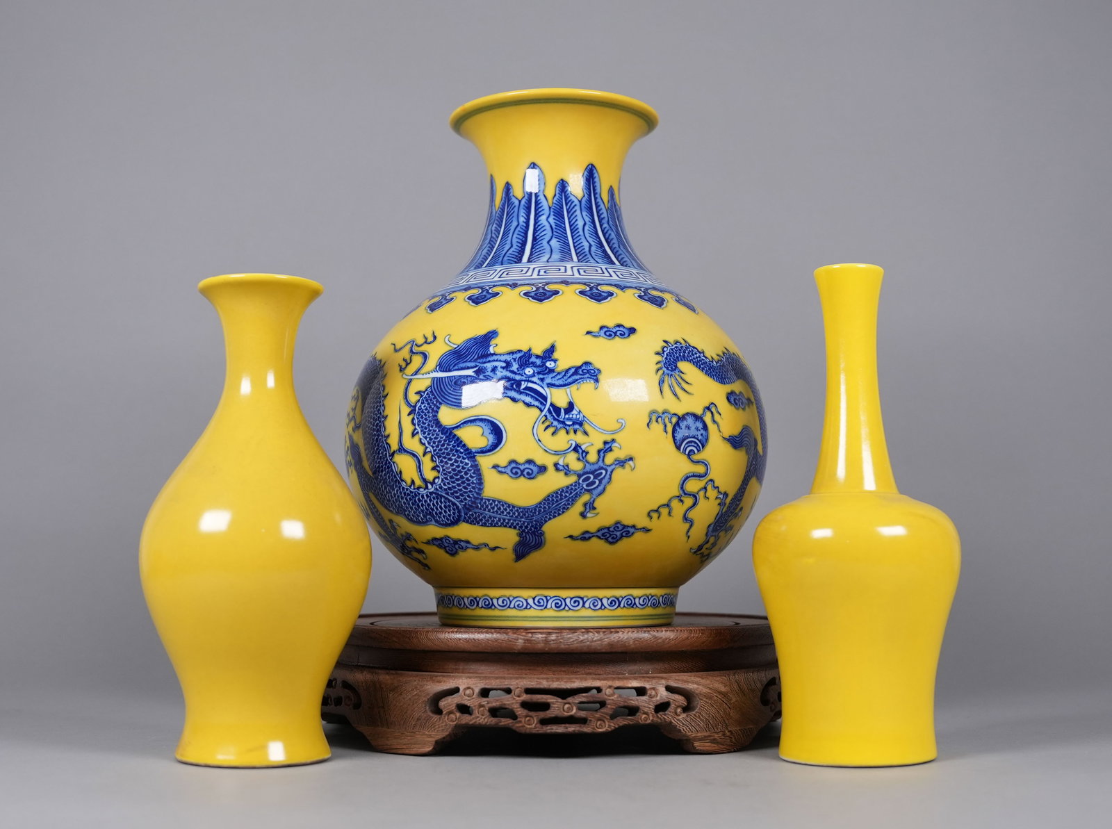 Lots Chinese fine vase, largest H: 11.1" x W: 8." (1 of 7)