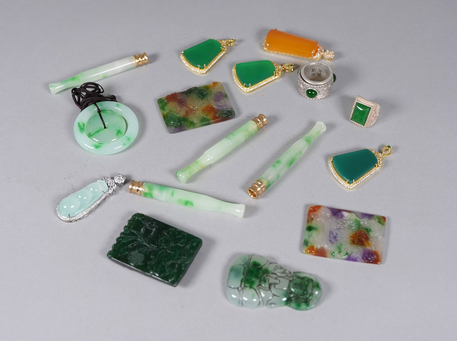 Lots Chinese fine carved jewelry. (1 of 6)