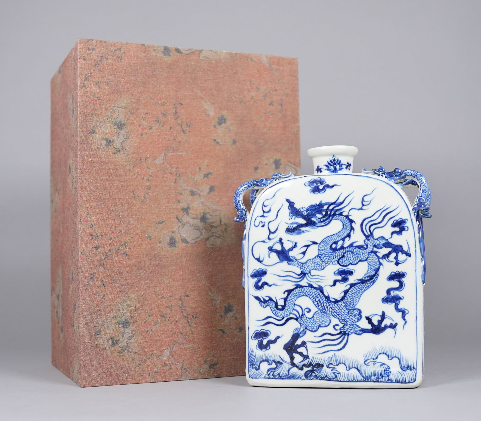 Chinese b/w flask vase with heavy silk box. H: 9" x W: 7.2.": Chinese b/w flask vase with heavy silk box. H: 9" x W: 7.2."