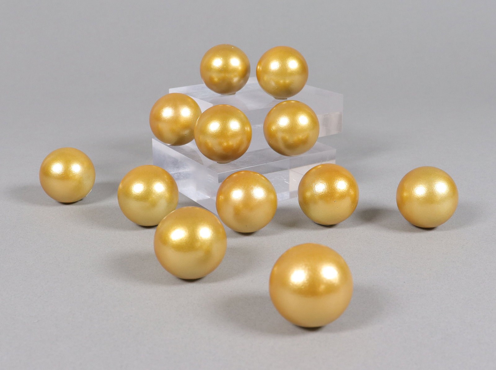 Lots Chinese glow balls in box. (1 of 7)