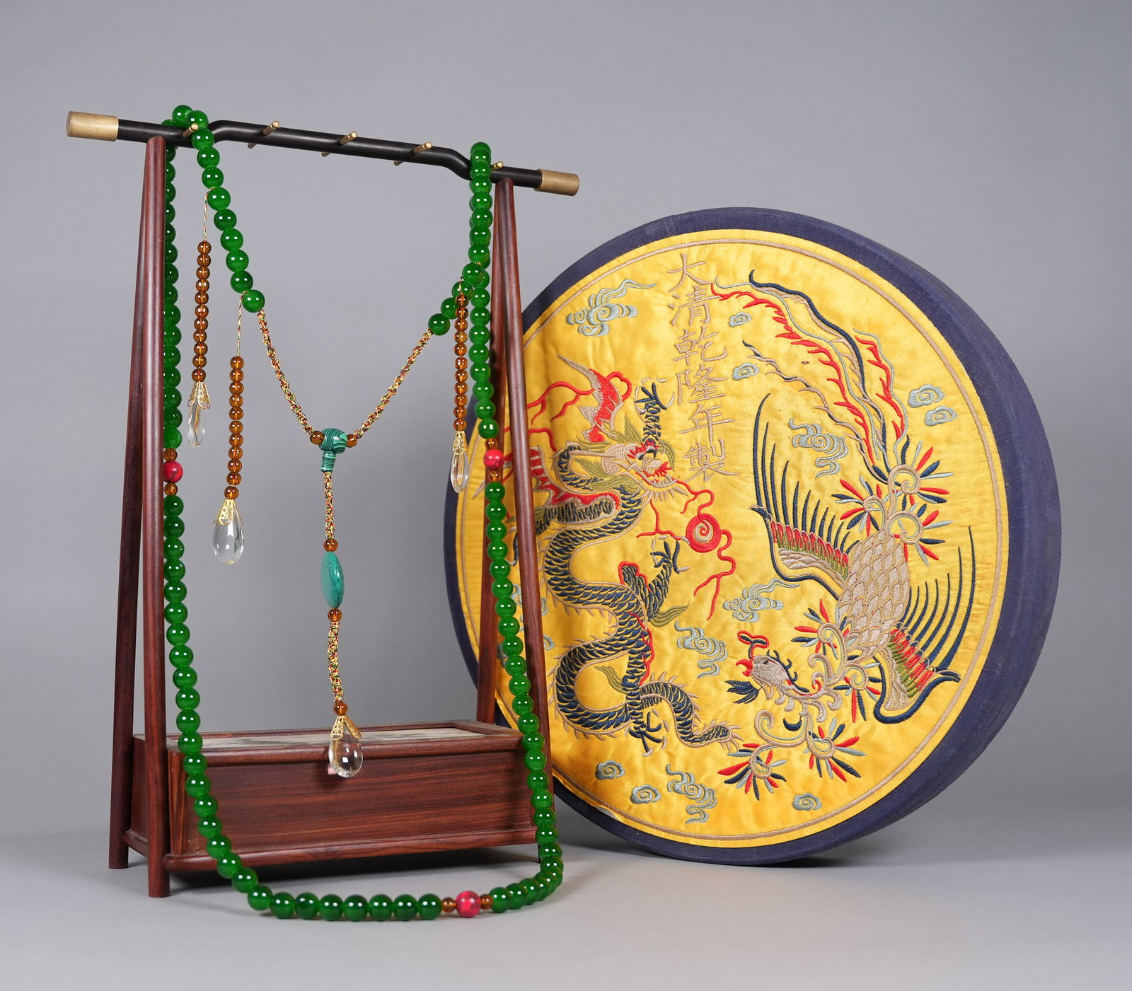 Chinese long court bead with silk box.: Chinese long court bead with silk box.