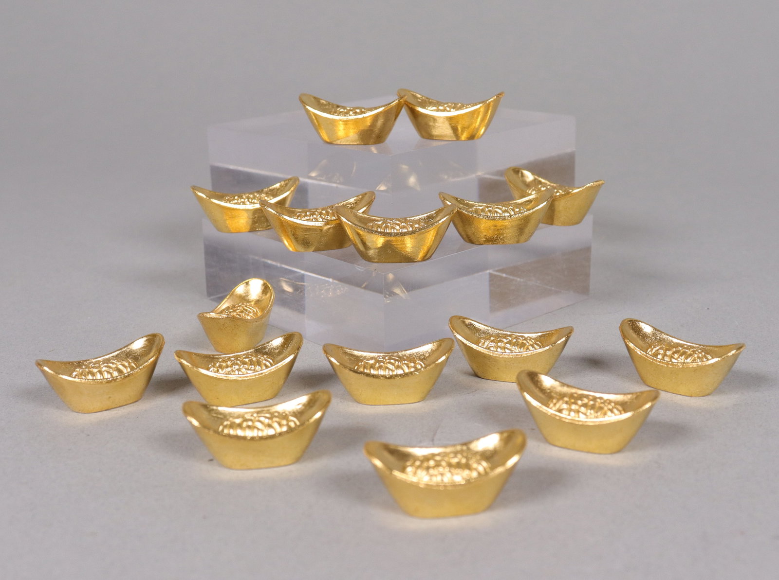 Lots ingots ungraded: Lots ingots ungraded. We do not guarantee its age, material, engravings, carvings or any type of grading. All sales are final, no return.