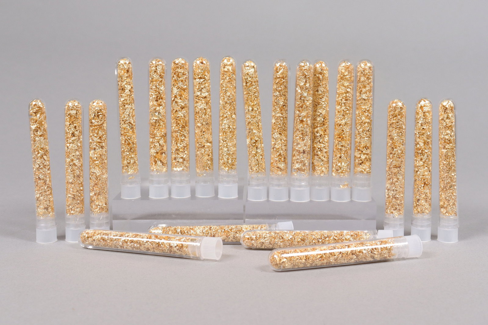 Lots gold flakes ungraded: Lots gold flakes ungraded. All sales are final. We do not guarantee its material, contents. No return, condition selling it as is.