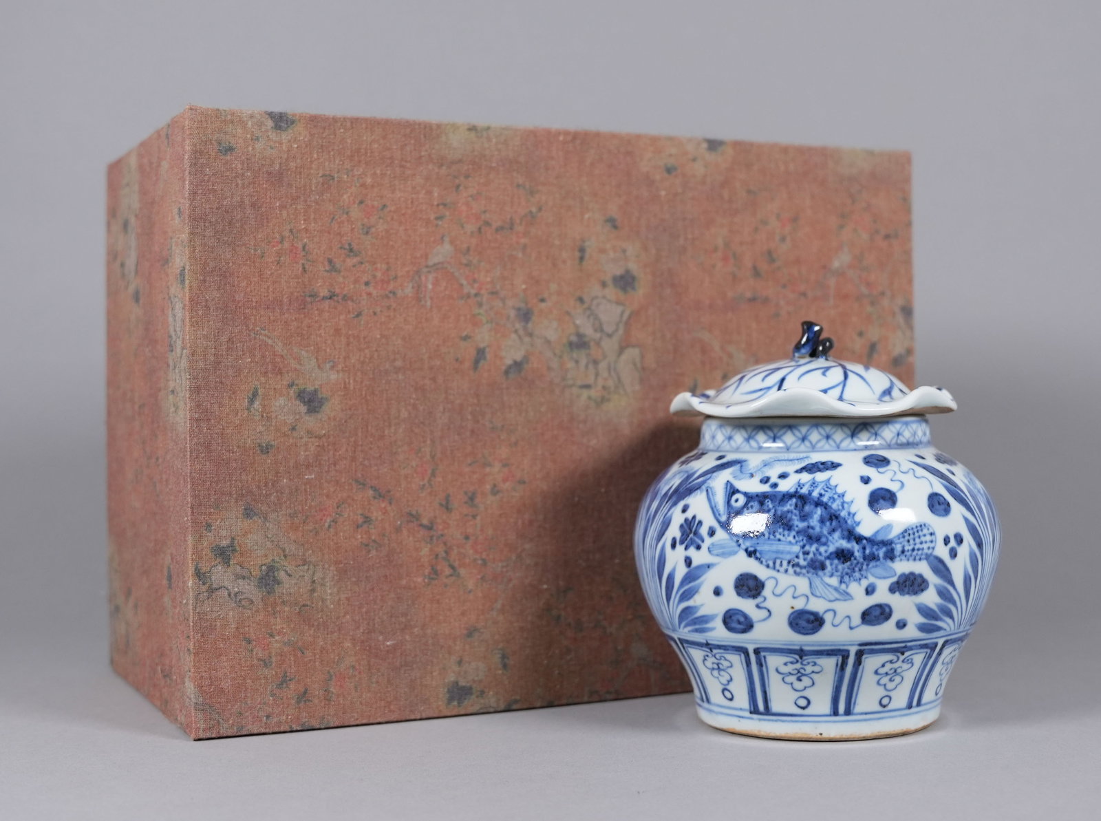 Chinese fine lidded b/w jar with box: Chinese fine lidded blue and white jar with heavy silk box. H: 6" x W: 5.5."