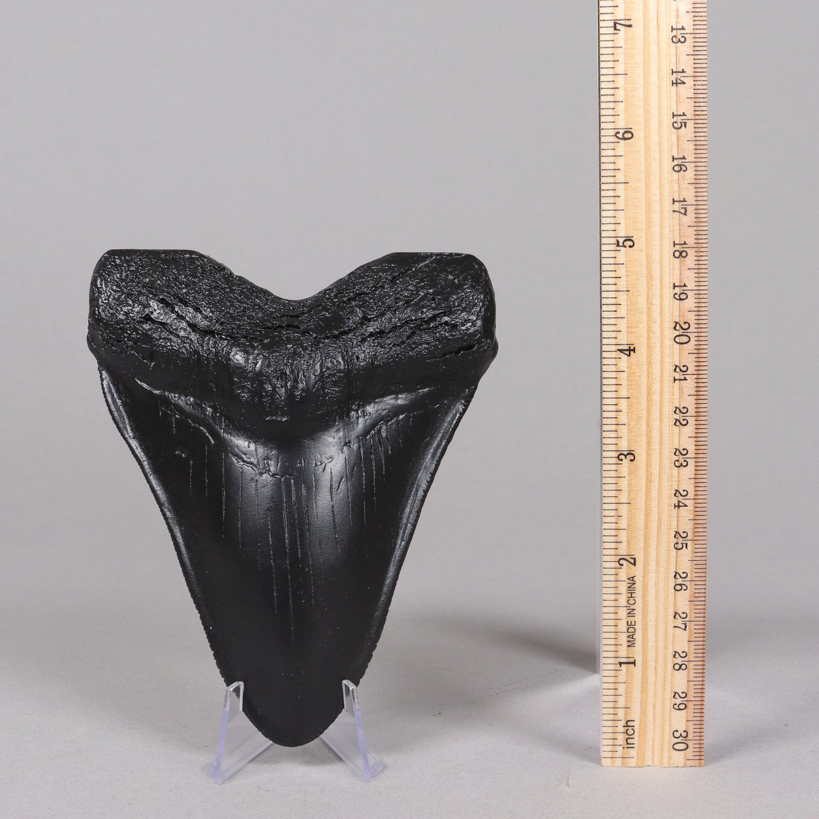 A large carved item ungraded: A large carved item, ungraded. We do not guarantee its material or age. All sales are final, no return.