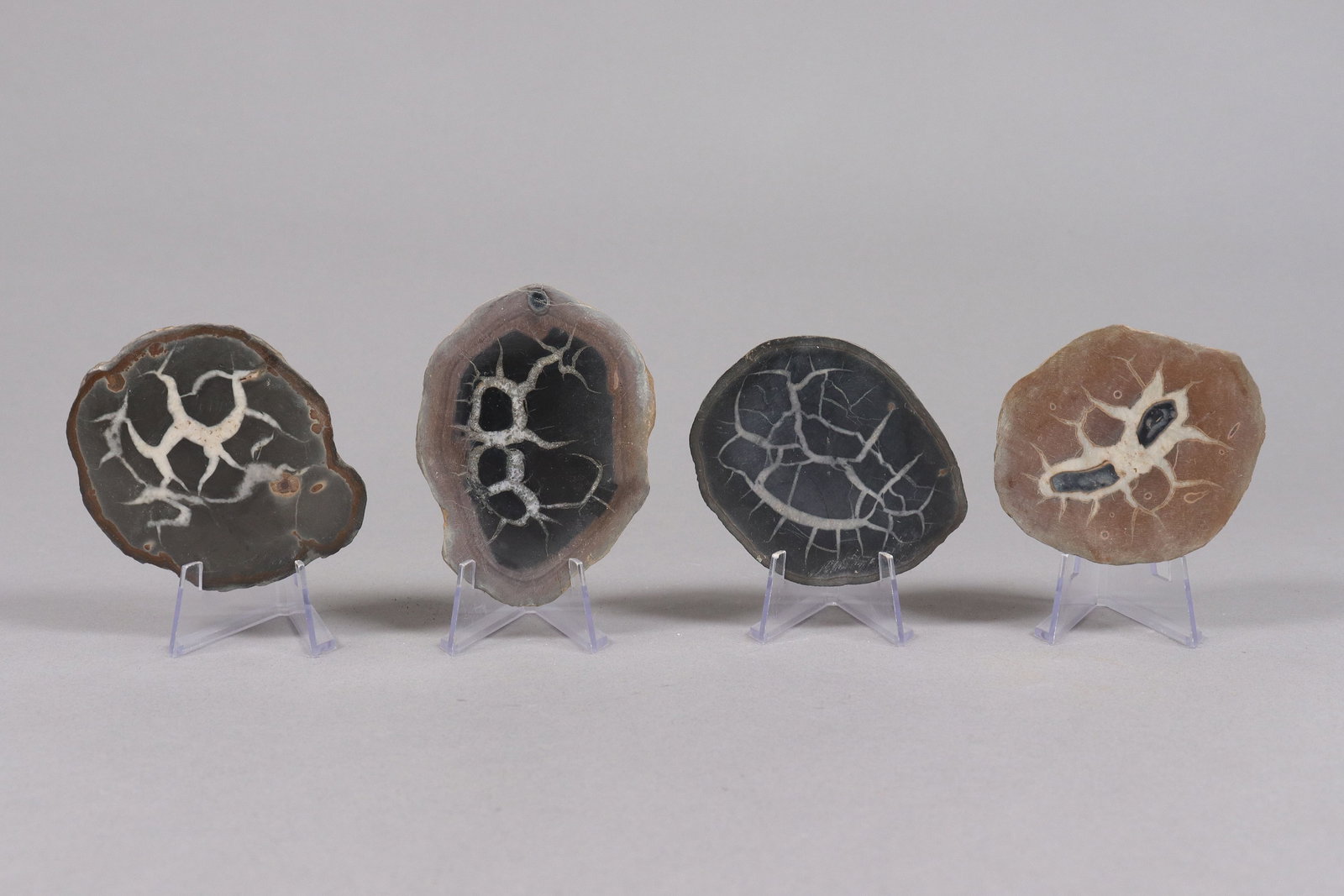 Lots carved items ungraded: Lots carved items, ungraded. Condition selling it as is, all sales are final, no return.