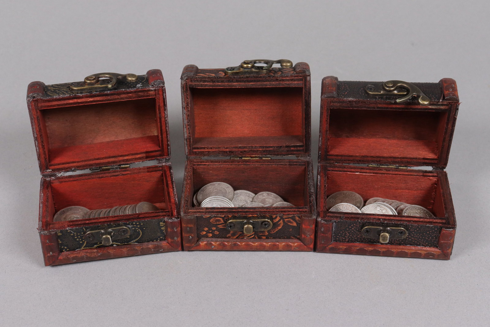 Lots coins ungraded: Lots coins ungraded, we do not guarantee its material, grading, age, carving, or engravings. All sales are final, condition selling it as is. No return.