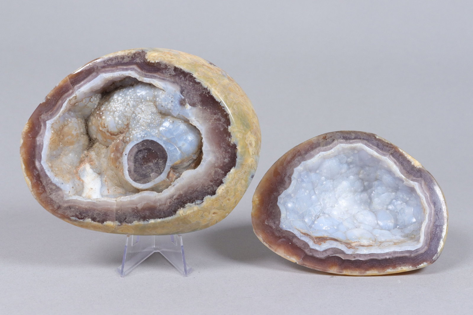 Lots carved geodes boulder: Lots carved geodes boulder.