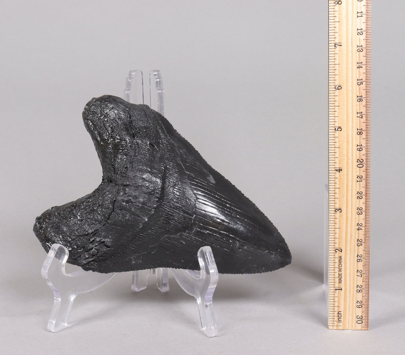 A carved large item ungraded: A carved large item, ungraded. Condition selling it as is, all sales are final. No return. Please contact us if you have any question before bidding.
