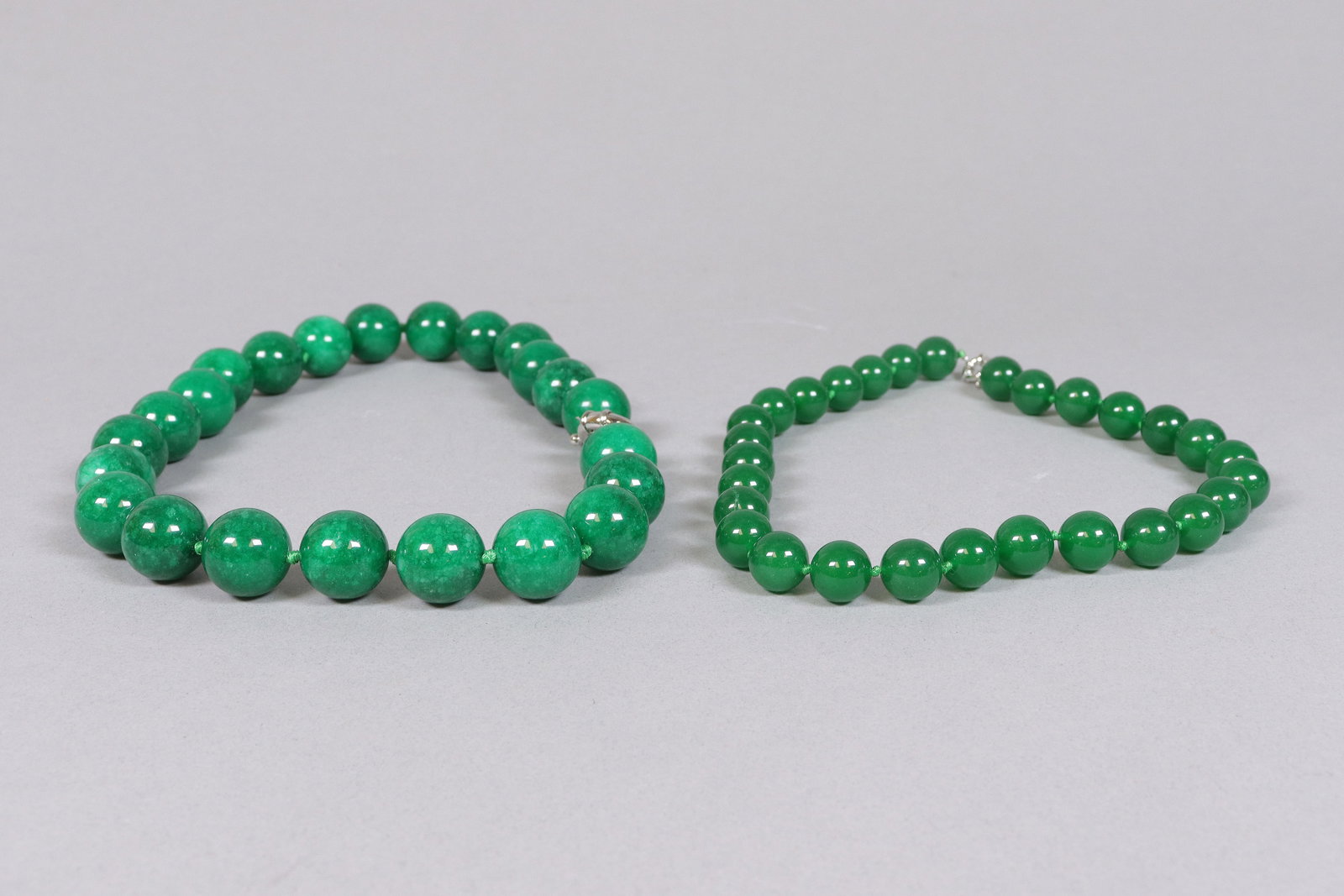 Lots Chinese apple green beaded items: Lots Chinese apple green beaded items.