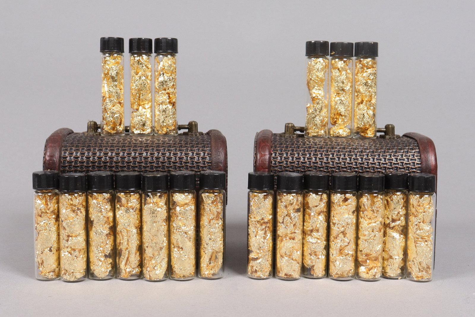 Lots gold flakes ungraded: Lots gold flakes ungraded. Condition selling it as is. We do not guarantee its material, or quality. All sales are final, no return.
