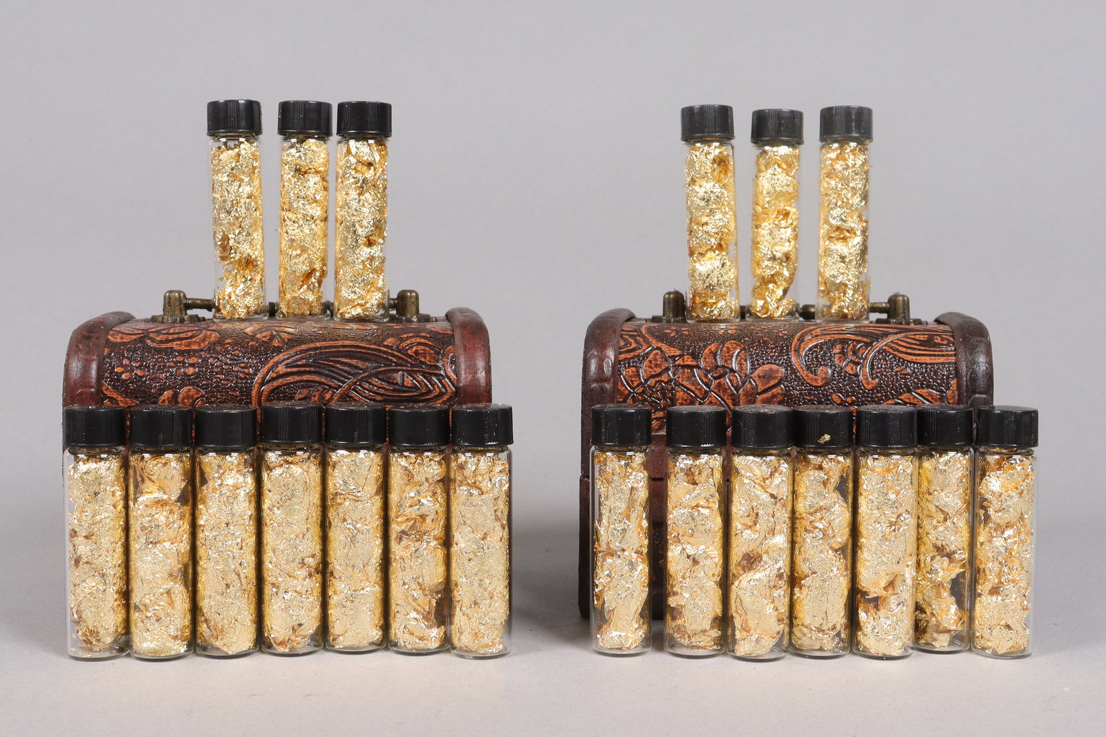 Lots gold flakes ungraded: Lots gold flakes ungraded. Condition selling it as is. We do not guarantee its material, or quality. All sales are final, no return.