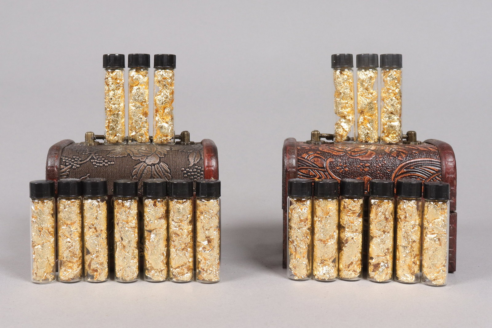 Lots gold flakes ungraded: Lots gold flakes ungraded. Condition selling it as is. We do not guarantee its material, or quality. All sales are final, no return.