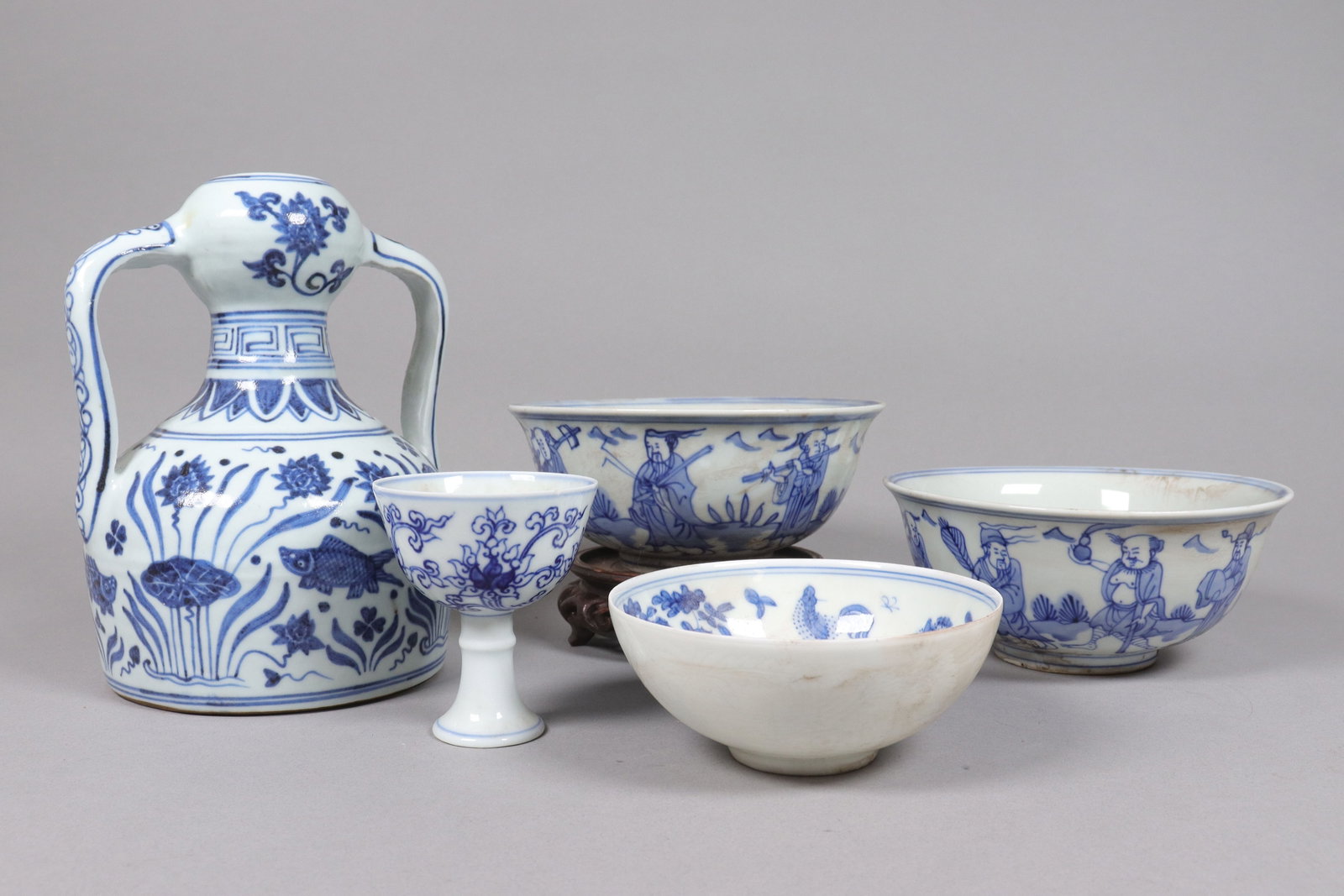 Lots Chinese fine b/w porcelains: Lots Chinese fine blue and white porcelains, largest H: 7.75" x W: 6.25."