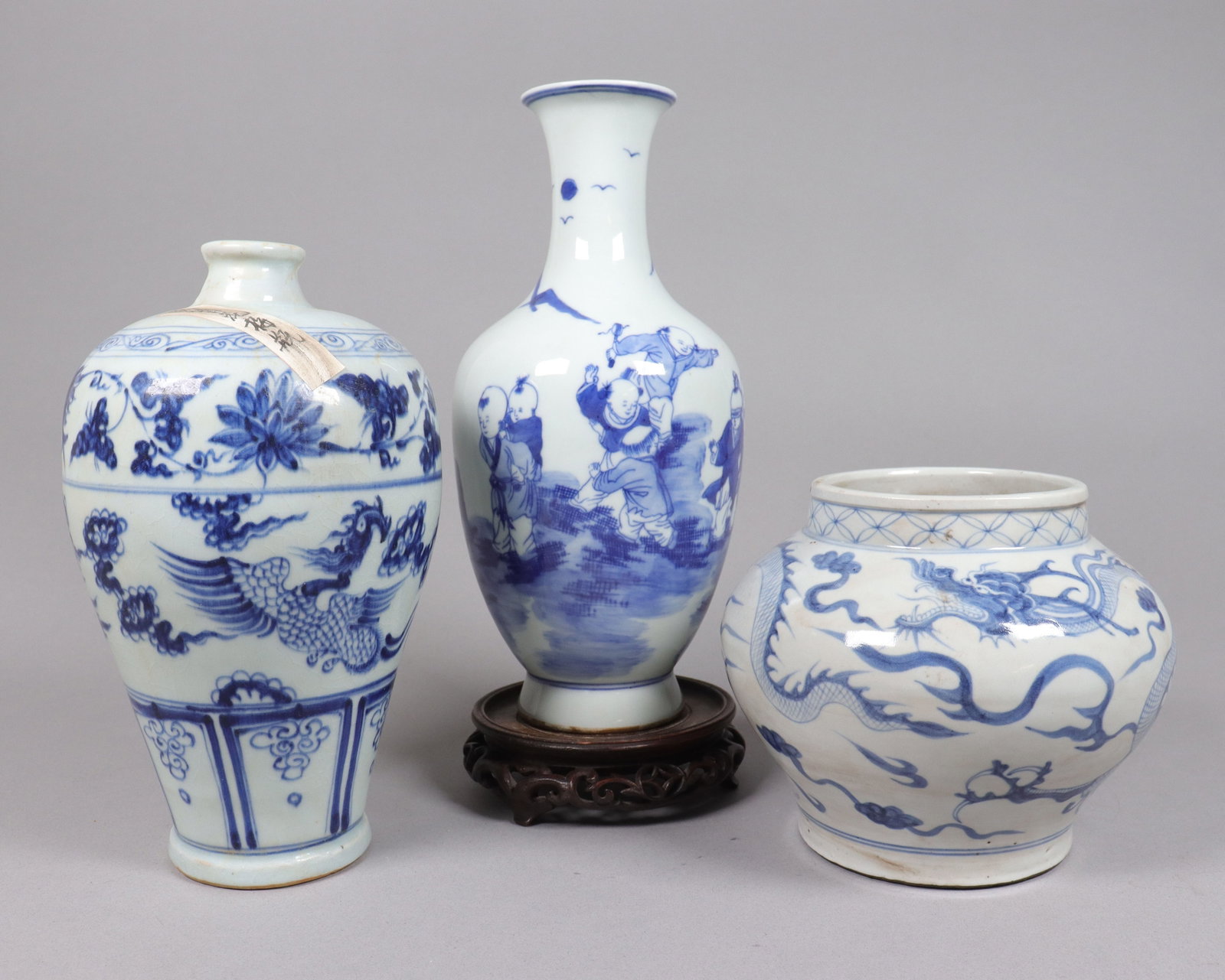 Lots Chinese b/w porcelains: Lots Chinese blue and white porcelains, largest H: 10.15" x W: 5."