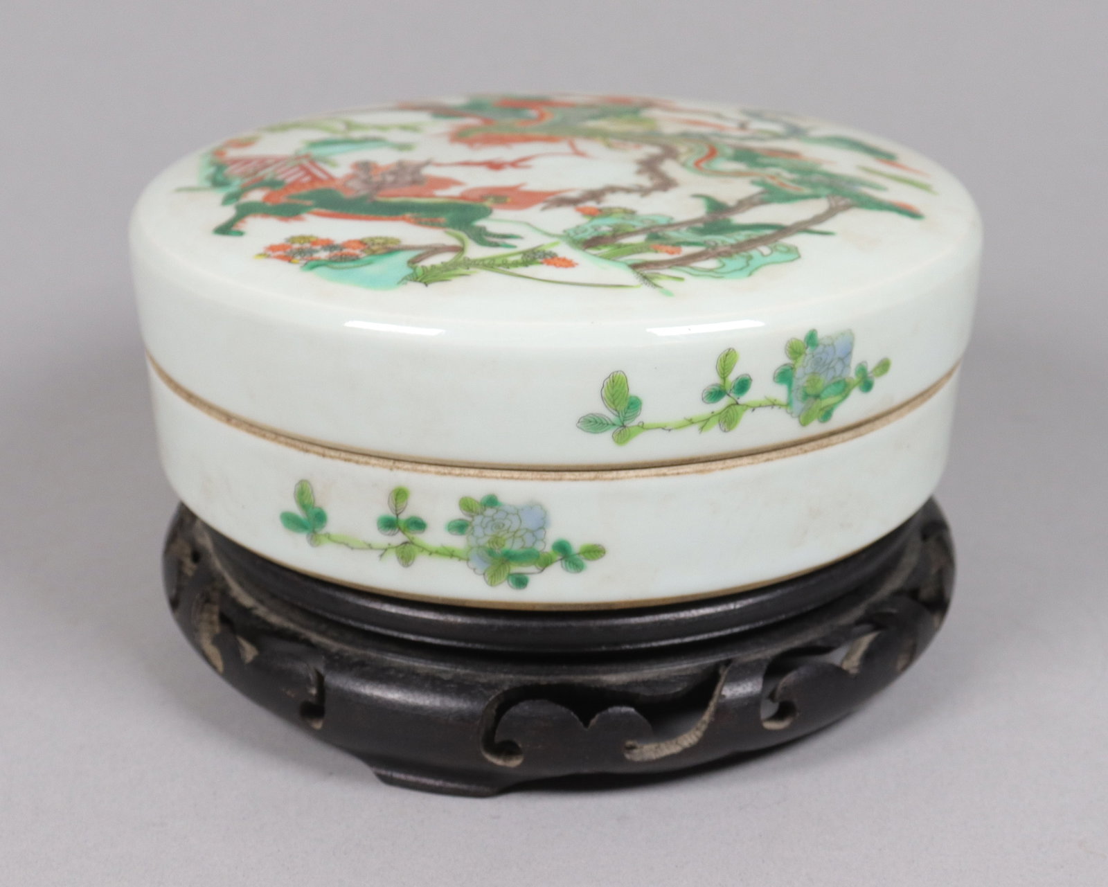 Chinese famille verte box: Chinese famille verte porcelain box. H: 2.5" x W: 7.5."