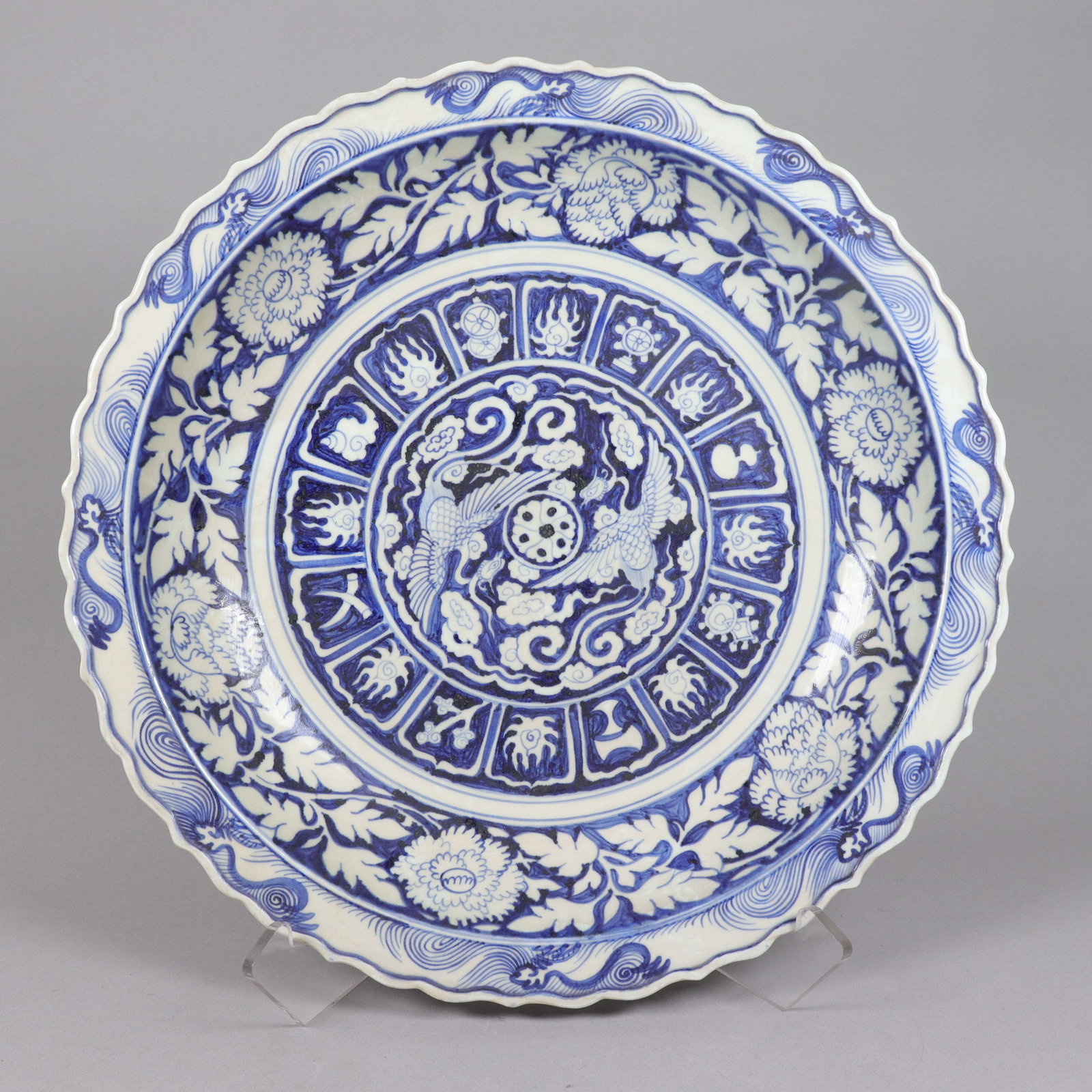 Chinese fine b/w porcelain charger (1 of 6)
