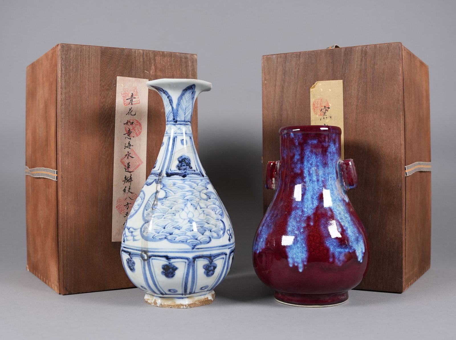 2 Chinese fine vase with wooden box: 2 Chinese fine vase with wooden box. Largest H: 10" x W: 5.5."