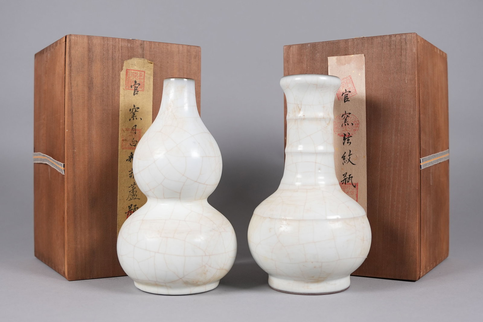 2 Chinese vase with wooden box: 2 Chinese fine vase with wooden box. H: 9.2" x W: 5."