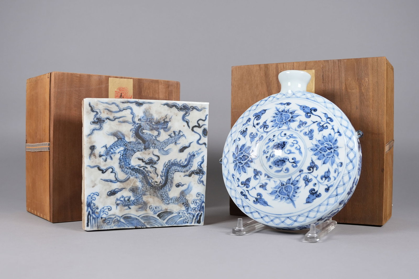 Lots Chinese b/w fine porcelains: Lots Chinese blue and white fine porcelains, largest H: 1.5" x W: 8.1."