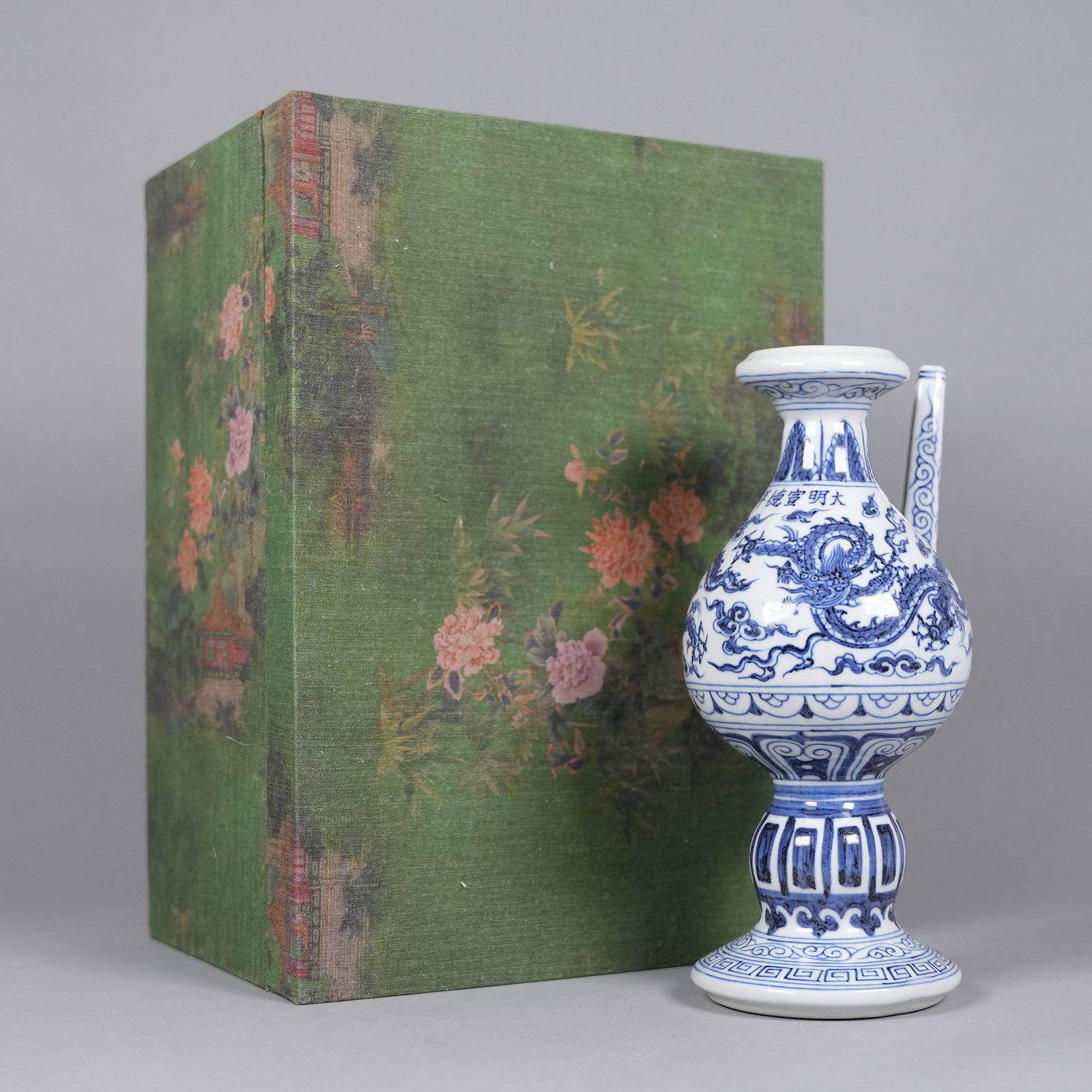 Chinese important b/w fine ewer with box (1 of 7)