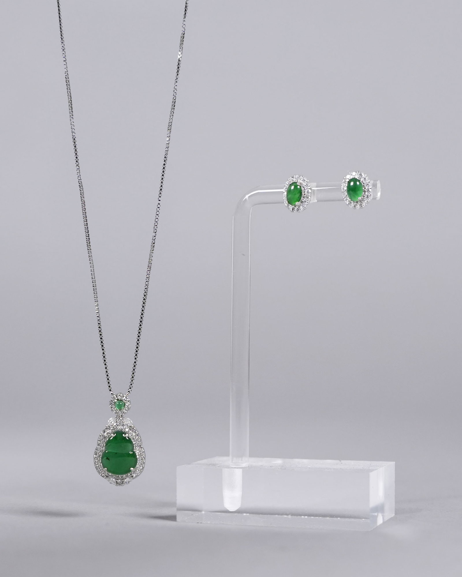 Lots natural apple green jadeite sterling jewelry: Lots natural apple green jadeite on sterling jewelry.
