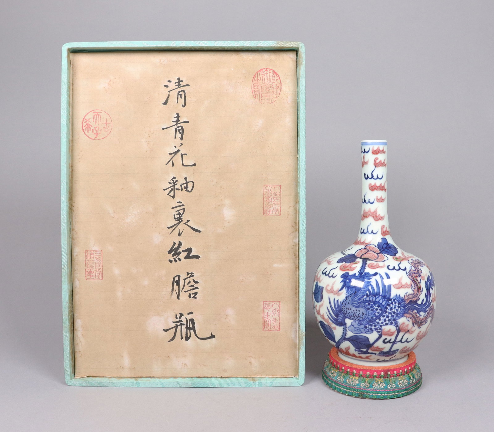 Chinese fine vase with heavy silk box (1 of 6)