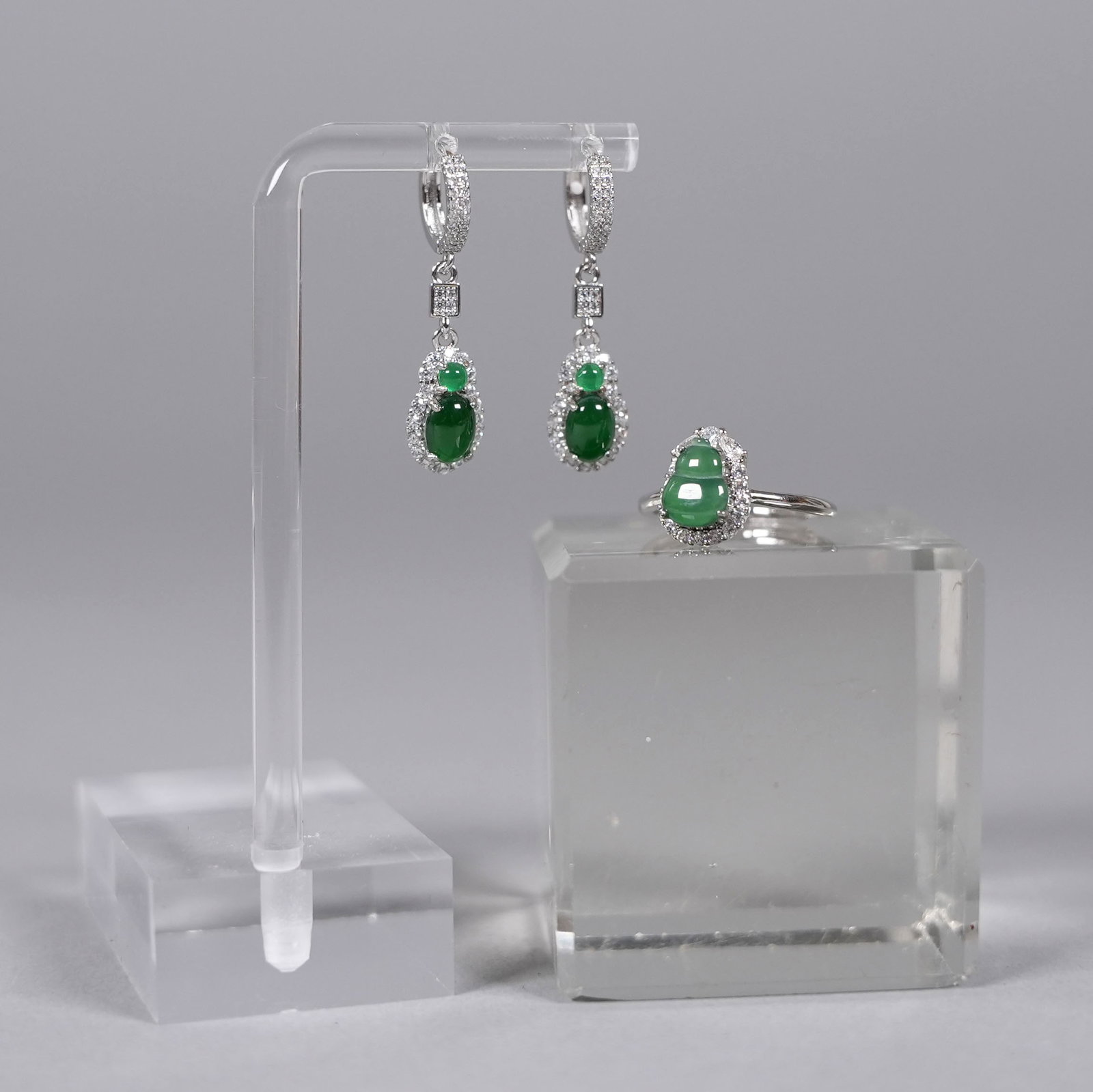 Lots natural apple green jadeite sterling jewelry: Lots natural apple green jadeite on sterling jewelry.