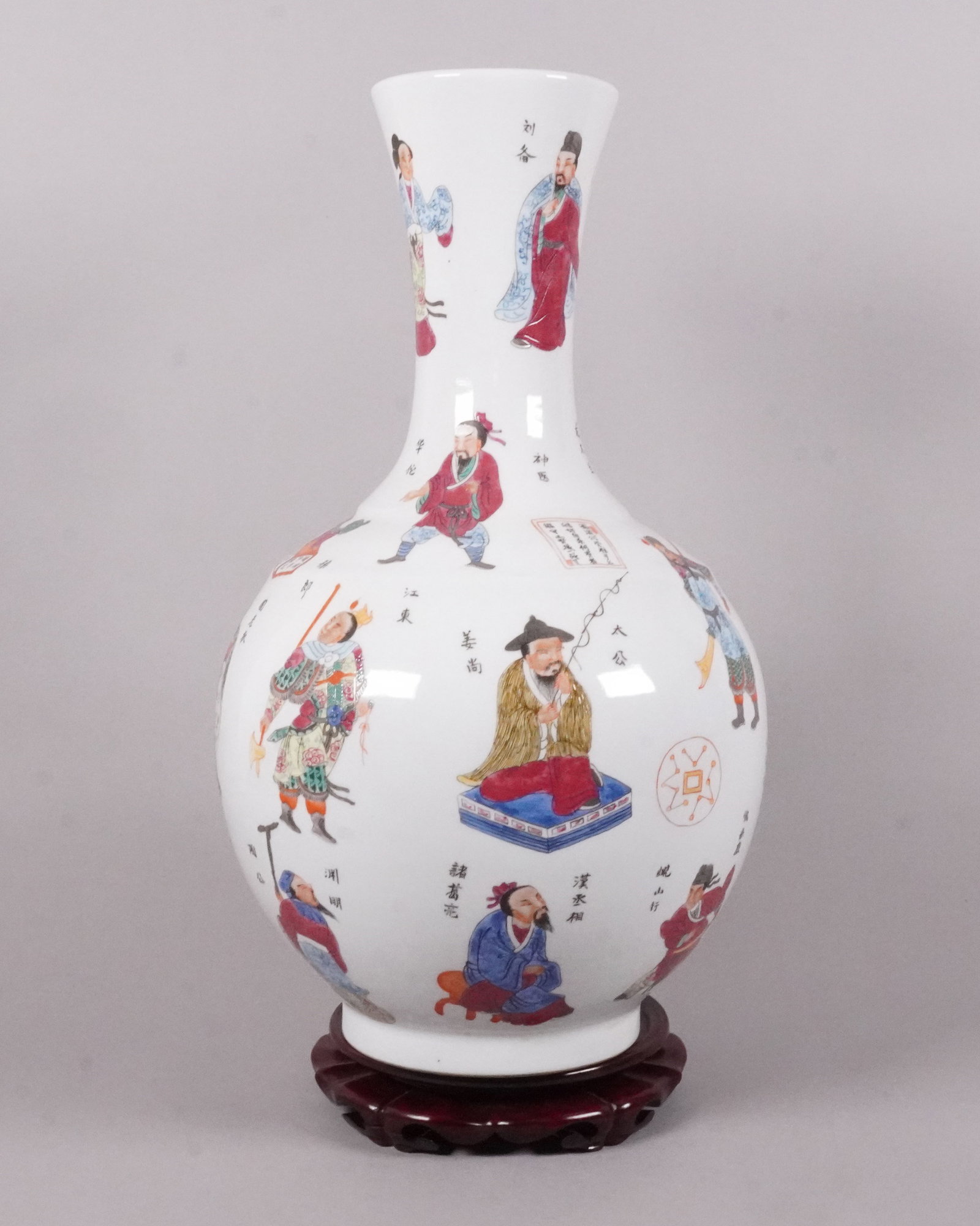 Chinese famille rose fine vase: Chinese famille rose fine vase. H: 17.5" x W: 10."