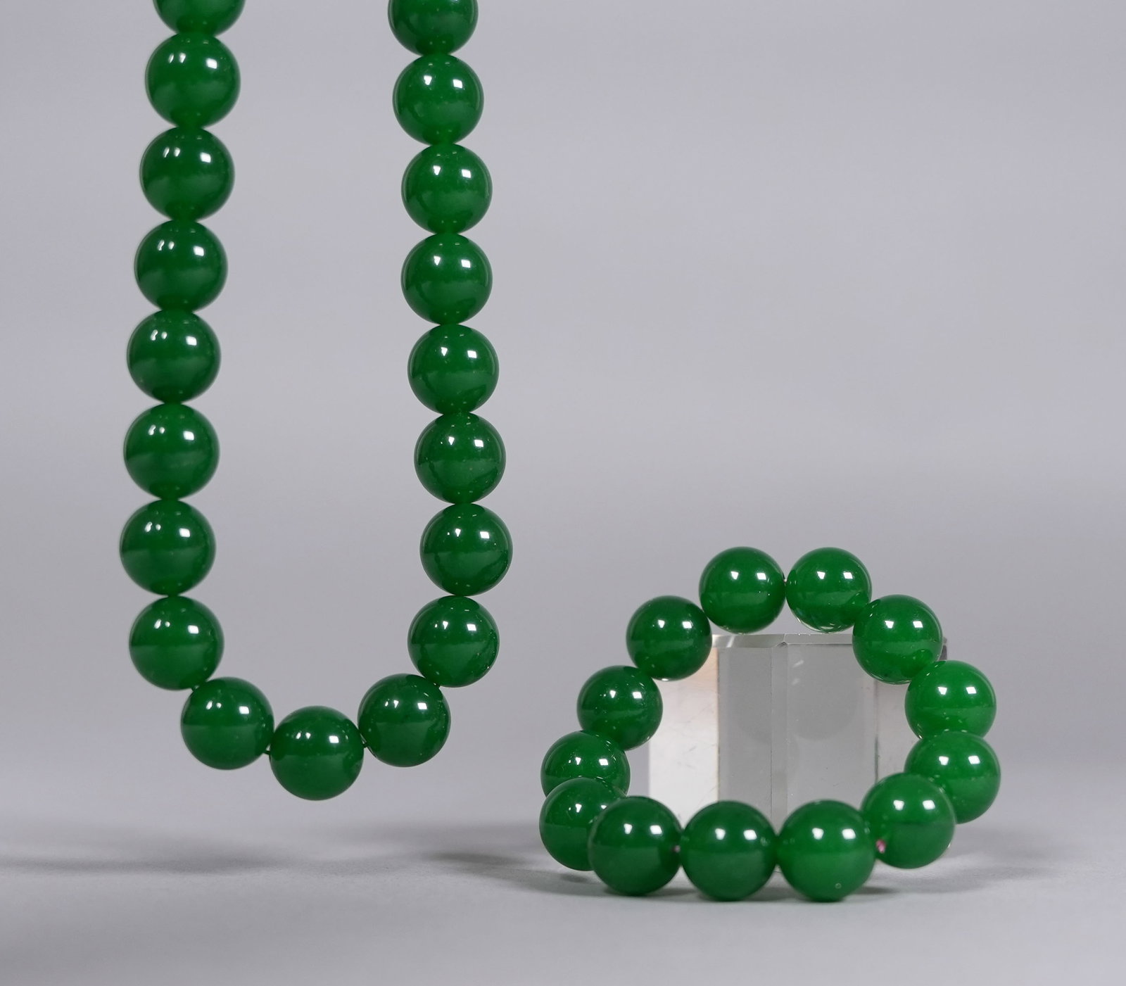Lots Chinese apple green beaded items: Lots Chinese apple green beaded items.