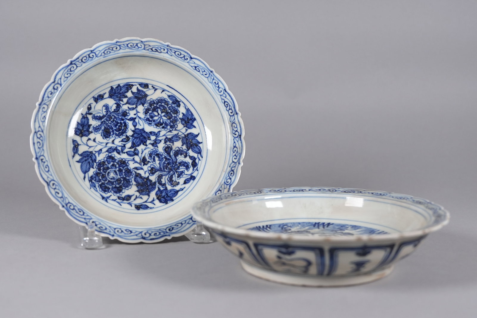 2 Chinese fine b/w porcelain dish: 2 Chinese fine blue and white porcelain dish. Largest H: 2" x w: 8.6."