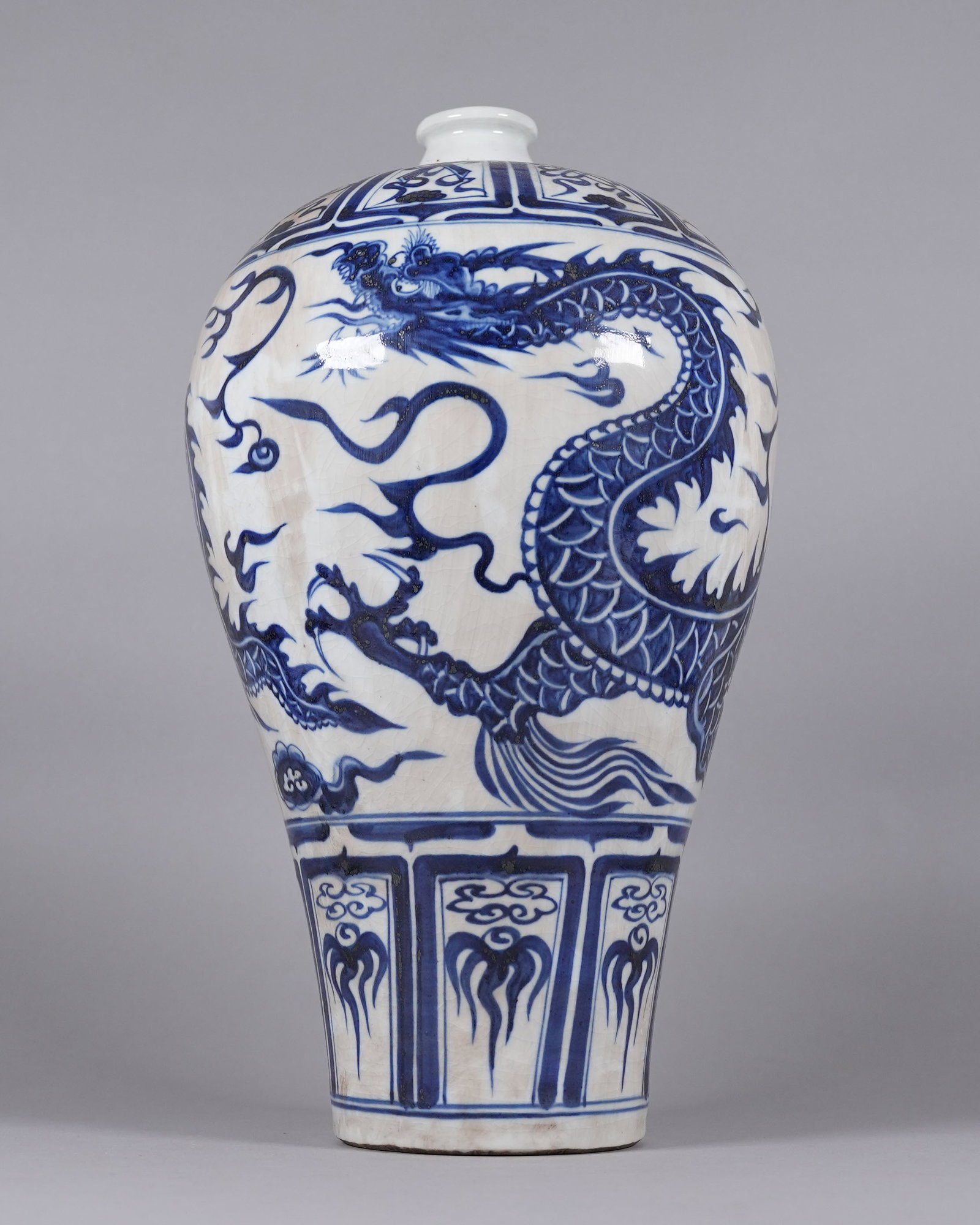 Chinese fine antique dragon vase estate: Chinese fine antique dragon vase, from an estate. H: 17" x W: 9.5."