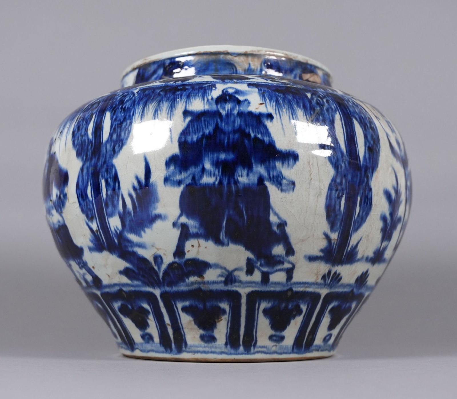 Chinese fine b/w jar: Chinese fine blue and white jar. H: 10.4" x W: 14."