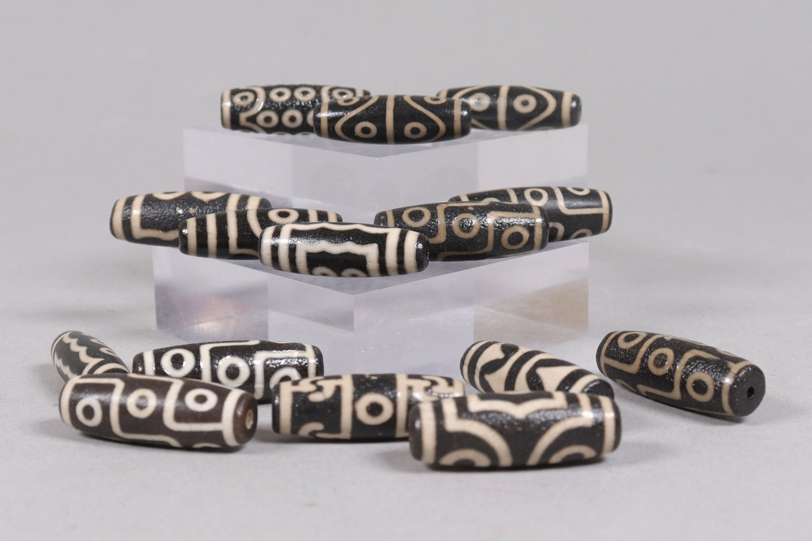 Lots Tibetan dzi beads: Lots Tibetan dzi beads.