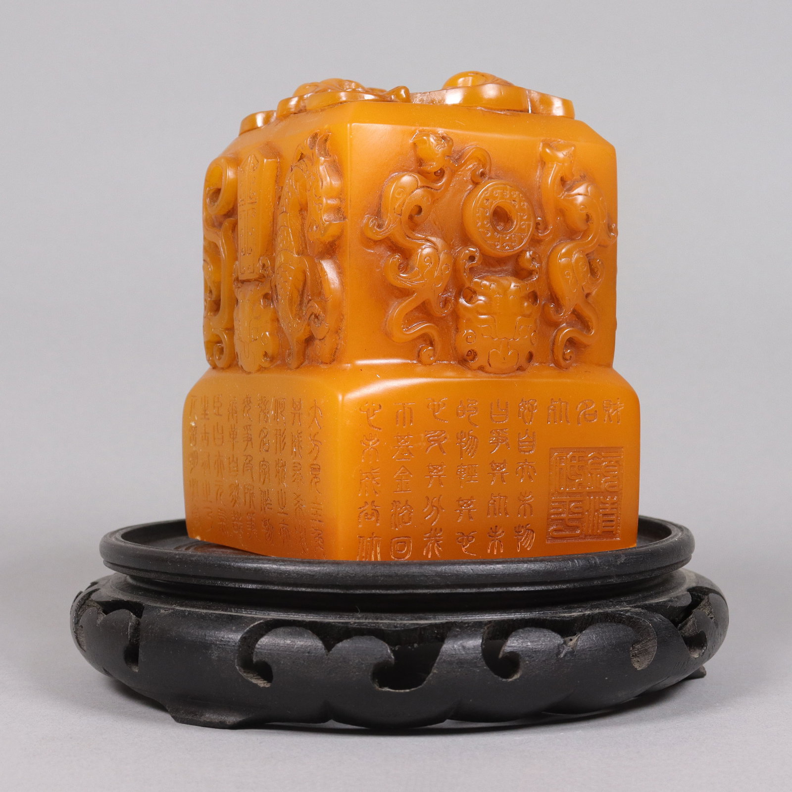 Chinese fine carved seal: Chinese fine carved seal. H: 5.25" x W: 3.75."