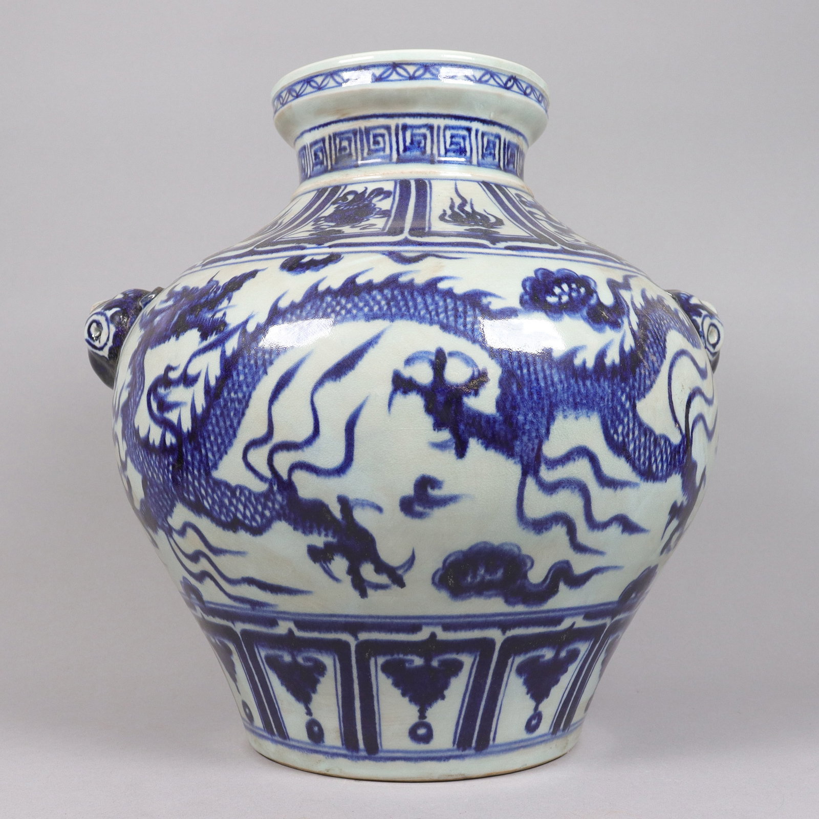 Chinese fine dragon large jar (1 of 8)