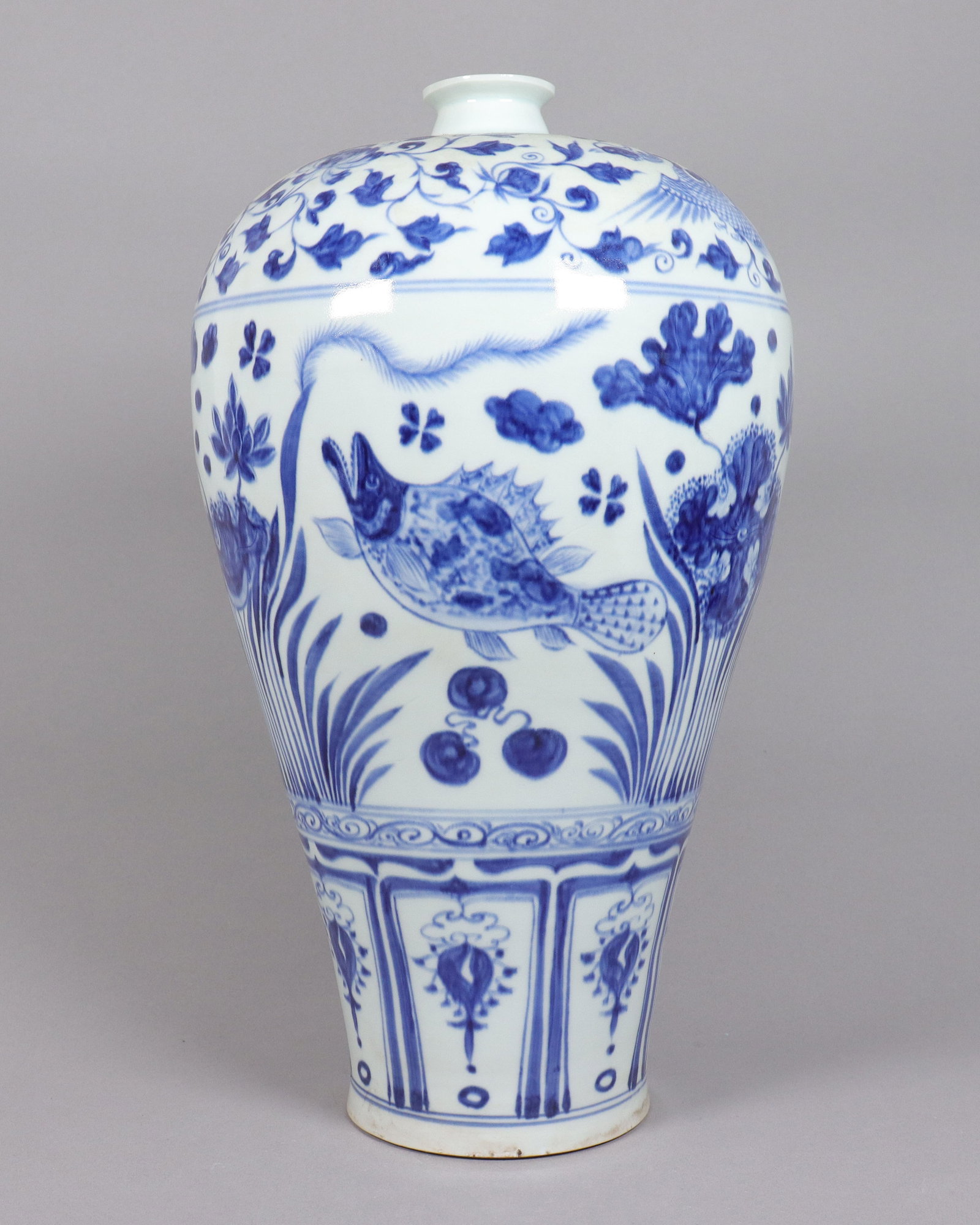 Chinese fine large b/w porcelain vase: Chinese fine large blue and white porcelain vase. H: 17.5" x W: 9.5."