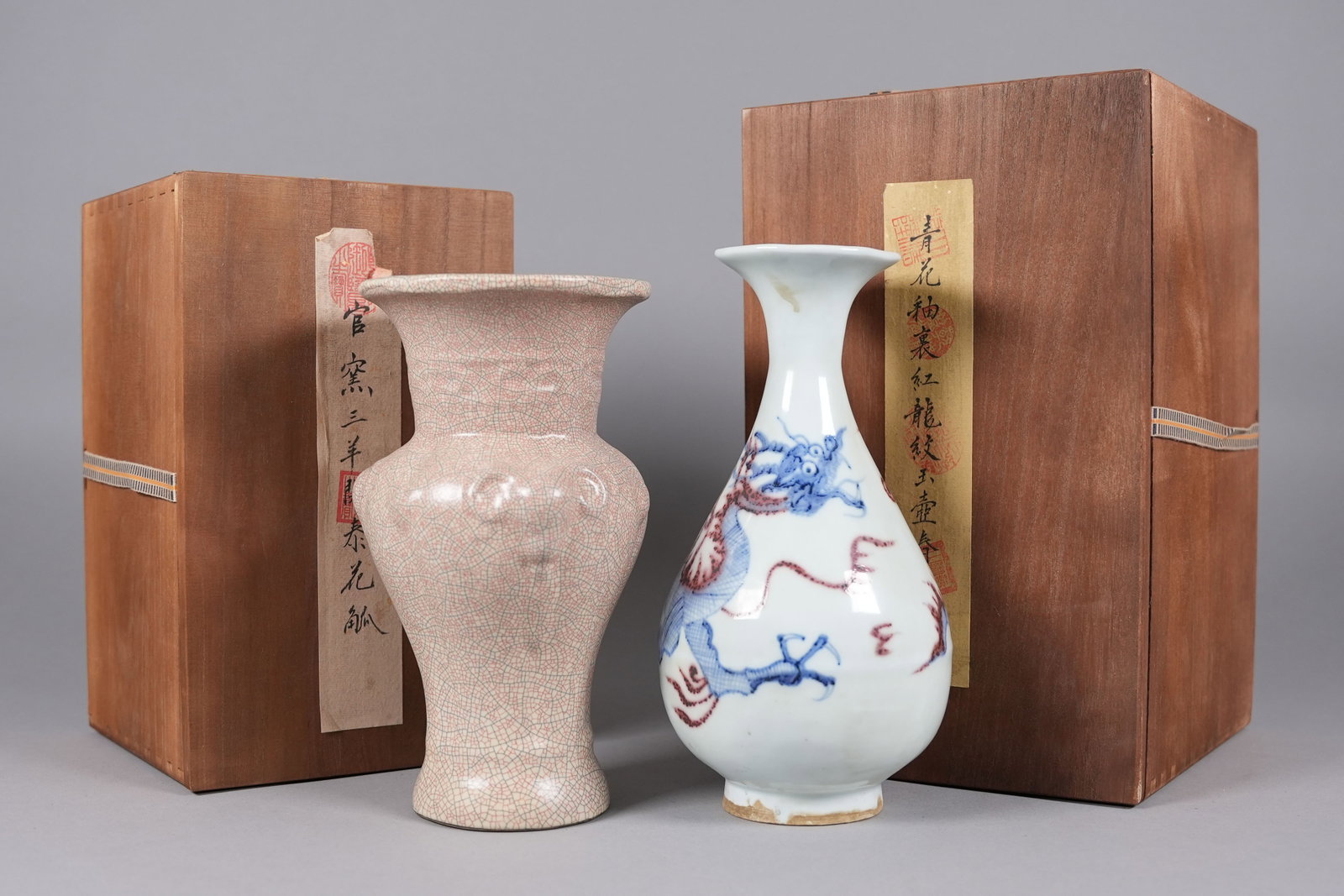 2 Chinese fine vase with box: 2 Chinese fine vase with wooden box. H: 9" x W: 5.5."