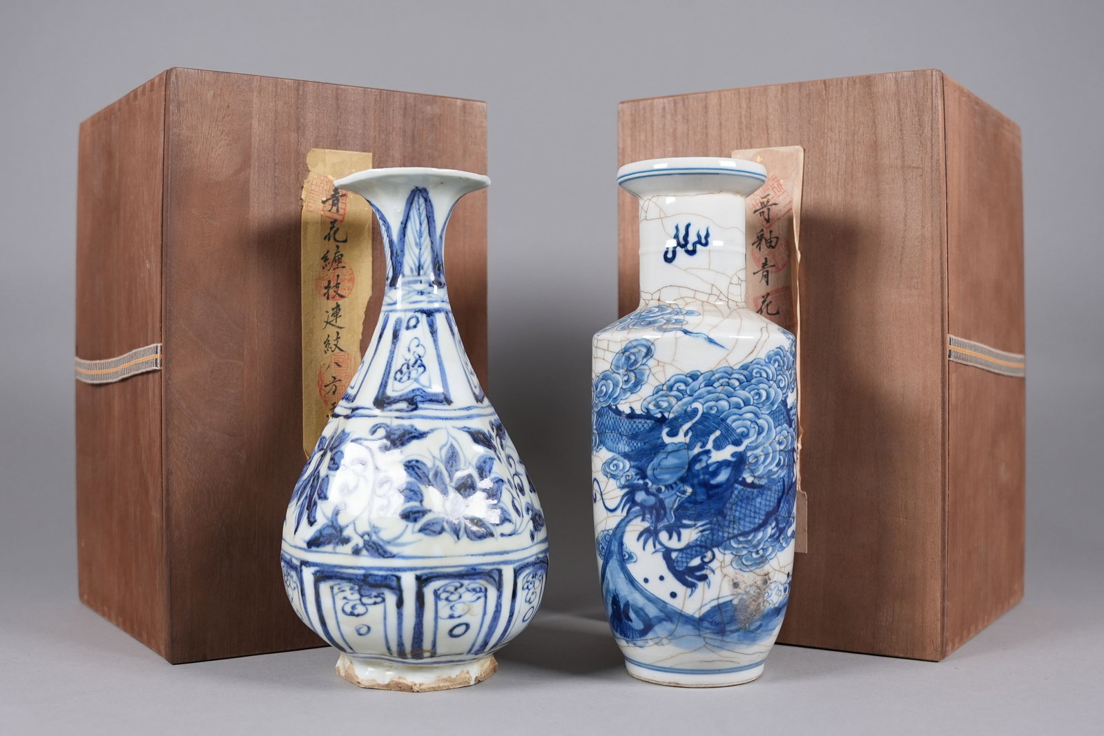 2 Chinese fine vase with wooden box: 2 Chinese fine vase with wooden box. H: 10.2" x W: 4.3."