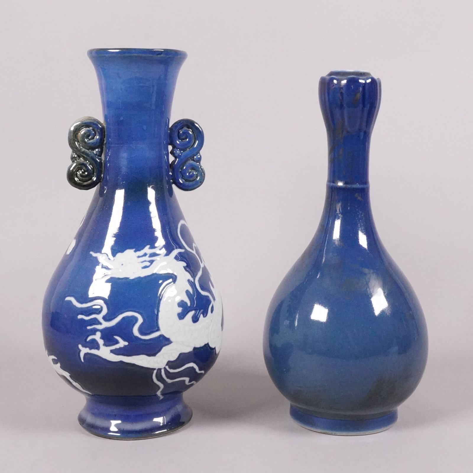 2 Chinese fine blue vase: 2 Chinese fine blue vase. H: 11.2" x W: 5.6."
