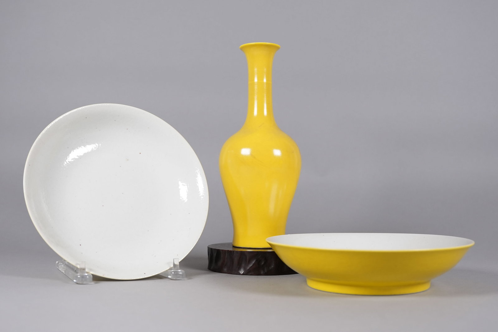 Lots Chinese yellow porcelains: Lots Chinese yellow porcelains, largest H: 10.1" x W: 4.2."