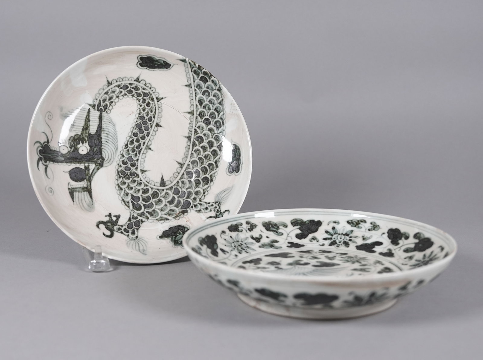 2 Chinese fine porcelain plates: 2 Chinese fine porcelain plates. H: 1.9" x W: 8.9."