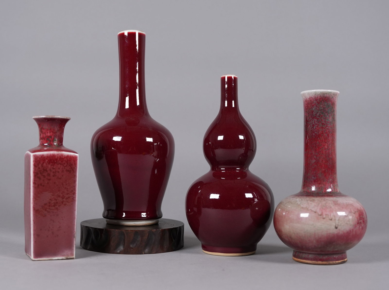 Lots Chinese red porcelains: Lots Chinese fine red porcelains, largest H: 10" x W: 4.75."