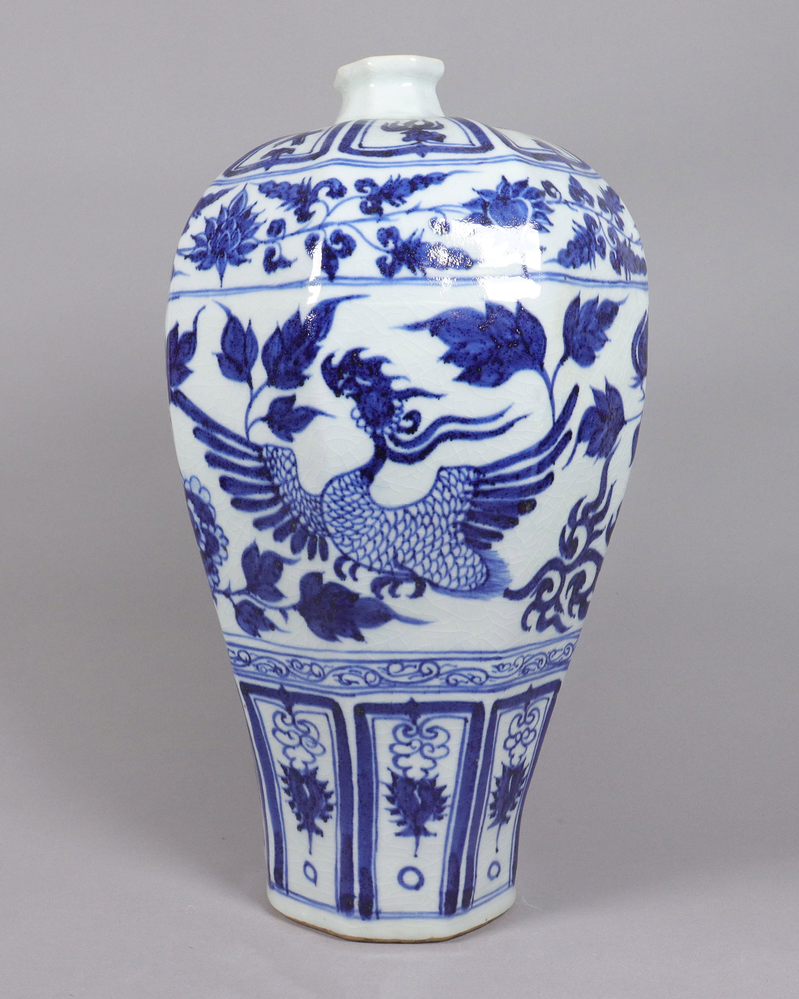 Chinese large b/w fine vase: Chinese large blue and white fine vase. H: 17.75" x W: 9.5."