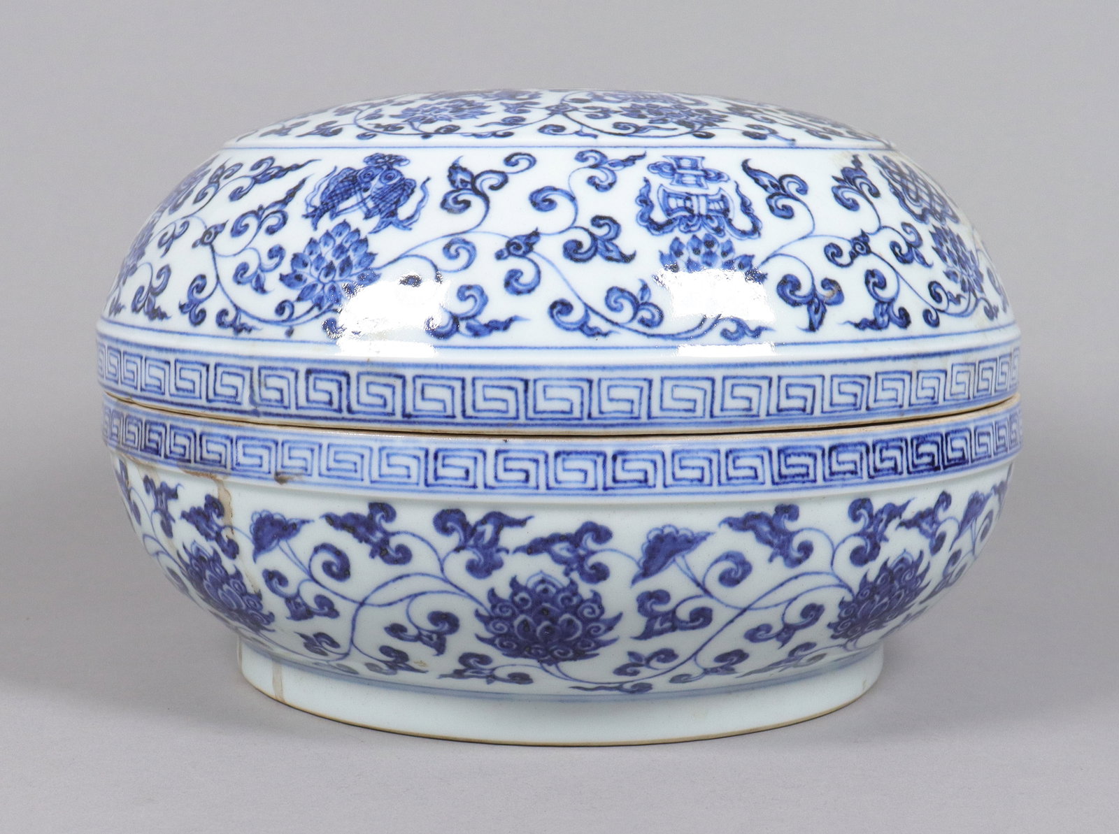 Chinese fine b/w lidded box: Chinese fine blue and white lidded box. H: 6.25" x W: 10."