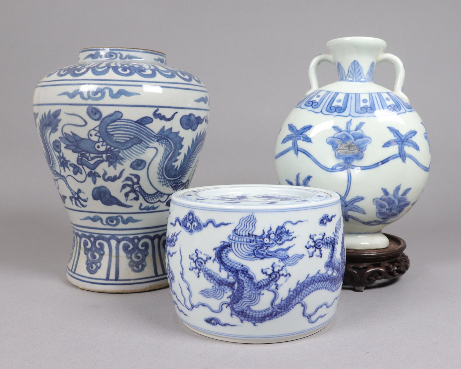 3 Chinese fine b/w vase: 3 Chinese fien blue and white estate vase. Largest H: 3.75" x W: 5.5."